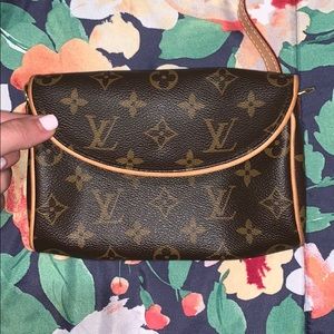 LOUIS VUITTON
Monogram Pochette Florentine